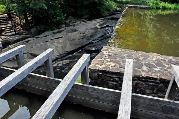 view of the edge of the pond